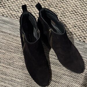 Paul Green 🎉HP🎉suede booties with stacked heel, round toe, double side zip